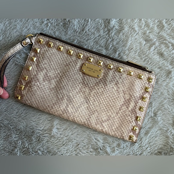 2 Michael Kors wristlets - Picture 8 of 16